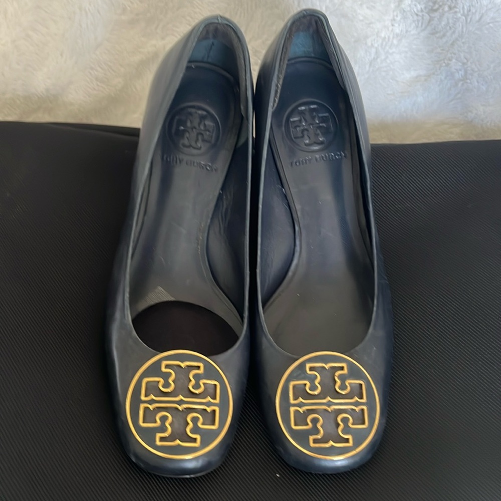 Beautiful Navy Tory Burch wood block heel with gold accent and logo pumps.